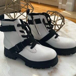 W Ashton Lace Up UGG Boots

White 

US 11; EU 42

Never Worn ~ New In Box